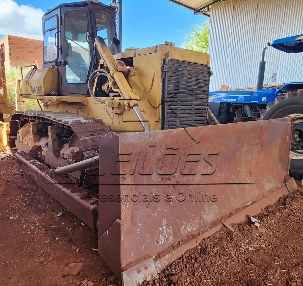 LOTE 003 - Trator de esteiras Maxx Loader MT165, modelo T16, ano/modelo 2013, cor amarela