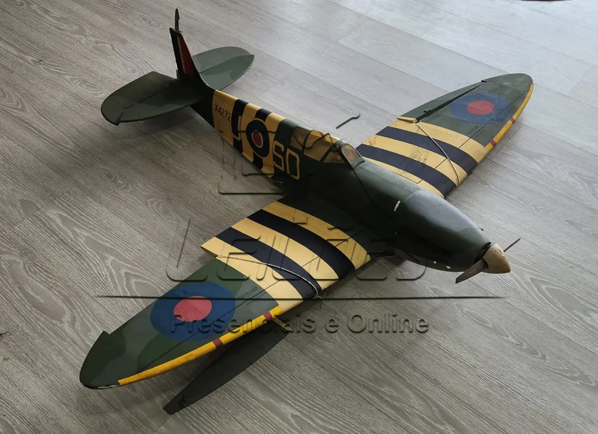 LOTE 008 - Um avião aeromodelo Hangar 9 Spitfire MK IX 30ccARF, em estado de novo.