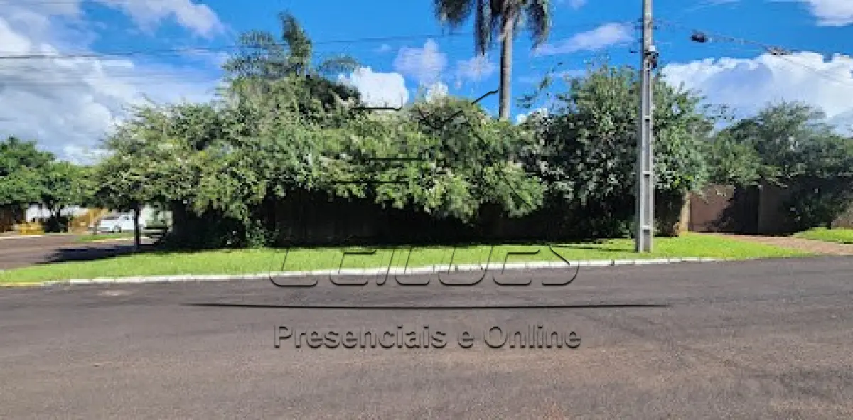 LOTE 002 - Terreno urbano com a área de 541,36m², dentro de um todo maior de 982,40m², objeto da matrícula nº 5.470 do livro 2-RG do Registro de Imóveis de Carazinho/RS, situado na Rua Charrua (onde mede 20,20m), esquina com a Rua David Canabarro (medindo 26,80m), possuindo piscina, ateliê e demais benfeitorias, lote 08 da quadra 27 no setor 04.