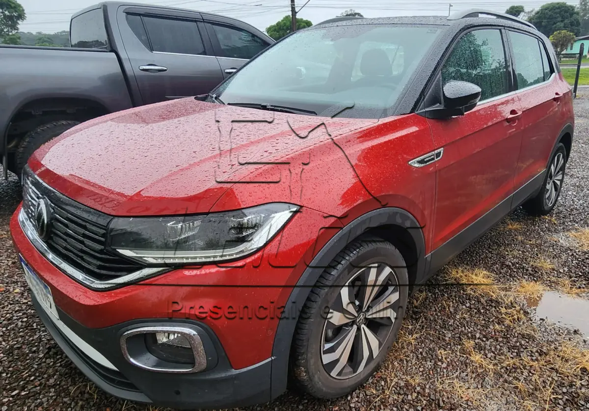 LOTE 001 - Automóvel VW / T Cross HL TSI AE, ano/modelo 2021/2022, cor vermelha, emplacado em Carazinho. Veículo completo, inclusive bancos em couro e teto solar.