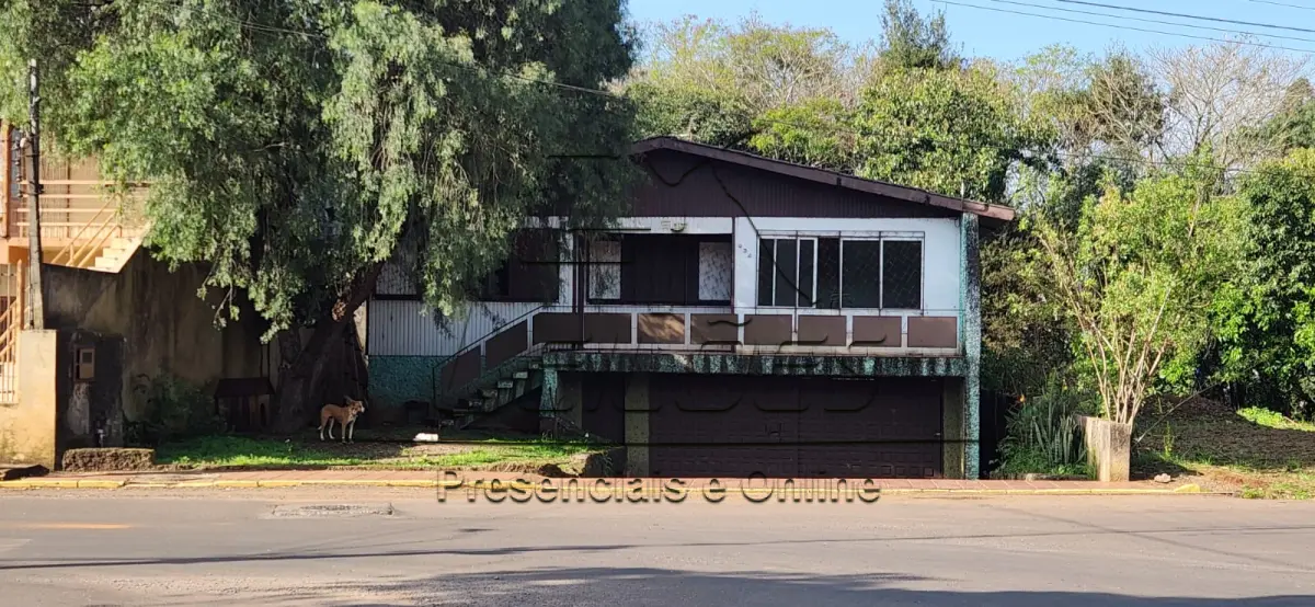 LOTE 002 - Terreno urbano com a área de 420m², medindo 14m de frente por 30m de frente a fundos, situado na Rua XV de Novembro, distante 64m da esquina com a Rua Felipe Camarão, lote 09 da quadra 42 no setor 06, com uma casa tipo mista com a área de 246,63m². Imóvel objeto da matrícula nº 9.131 do livro 2-RG do Registro de Imóveis de Carazinho.