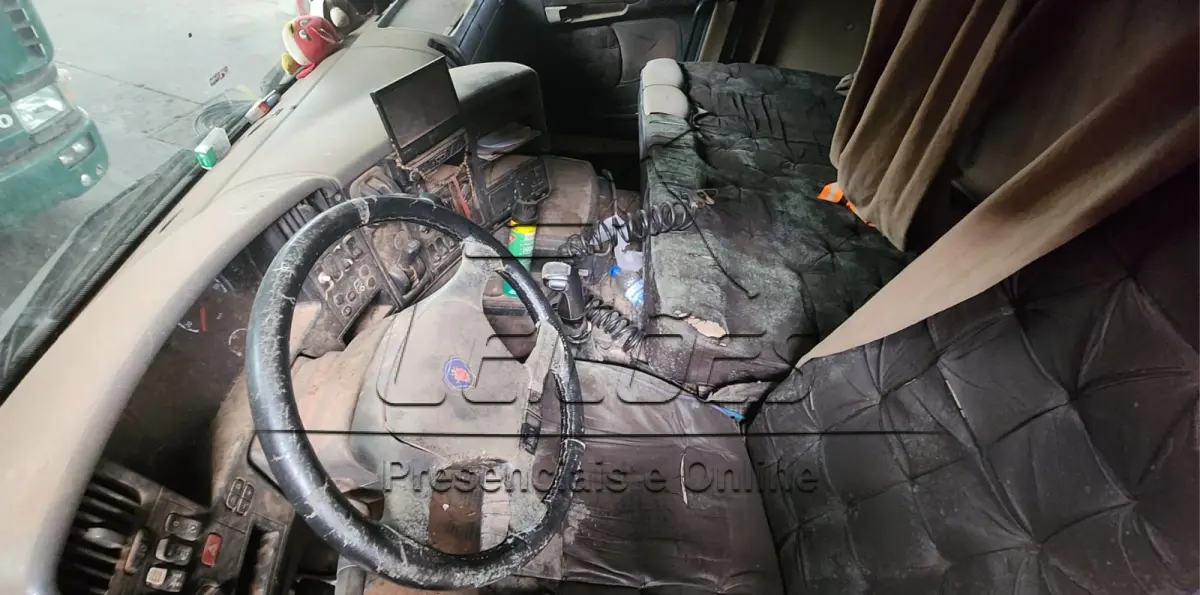 LOTE 001 - Caminhão Scania/G 420 6x4, ano/modelo 2009, cor branca, 420cv, com tanque suplementar de 900l e com sistema de basculamento