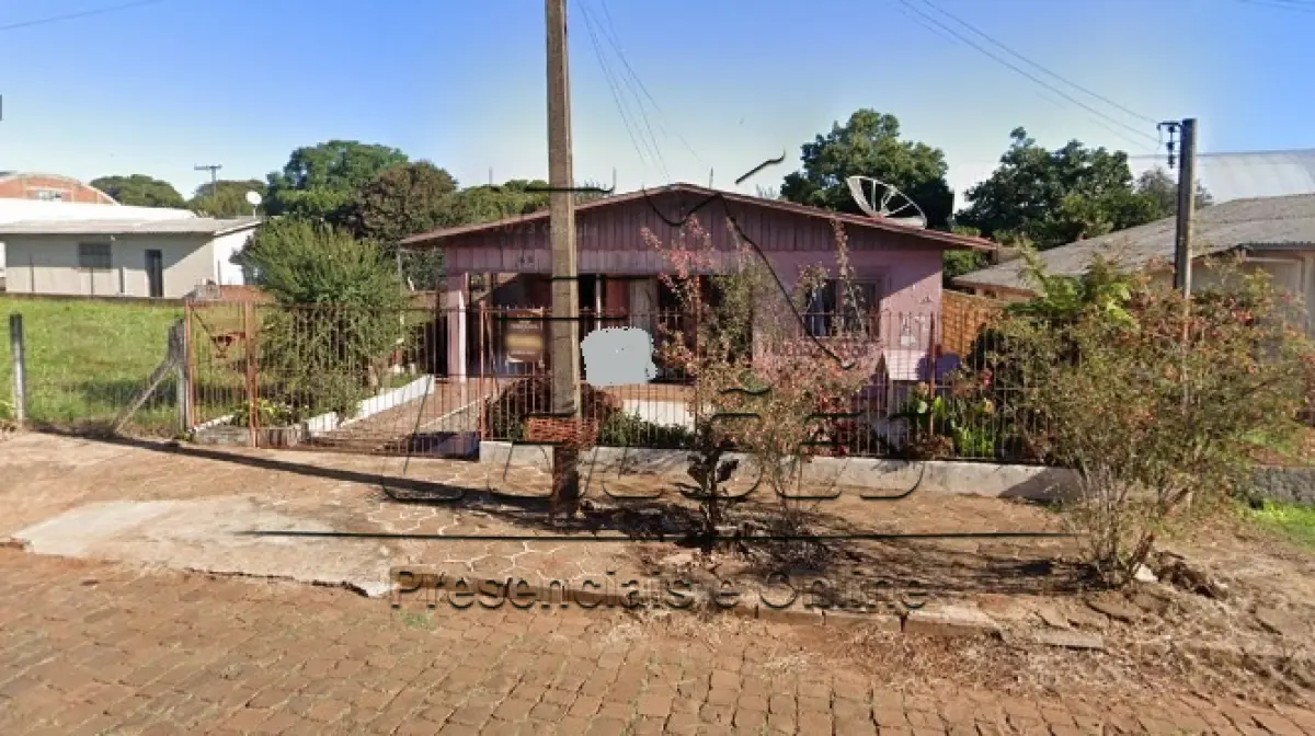 LOTE 001 - Terreno urbano com a área de 330m², medindo 11m de frente por 30m de frente a fundos, com uma casa em alvenaria com a área de 42,90m², sob nº 152, situado no lado par da Rua Passo Fundo, Vila Fey, nesta cidade de Carazinho, lote 09 da quadra 10 no setor 10. Imóvel objeto da matrícula nº 1.536 do livro 2-RG do Ofício de Registro de Imóveis de Carazinho