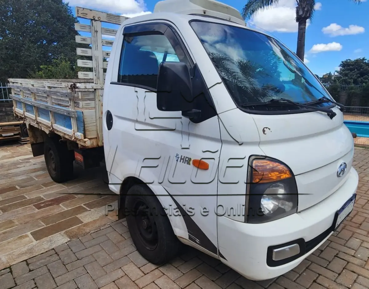 LOTE 863 - HYUNDAI HR HDB, ano/modelo 2012/2013, cor branca, a diesel e com 130cv de potência, carroceria aberta