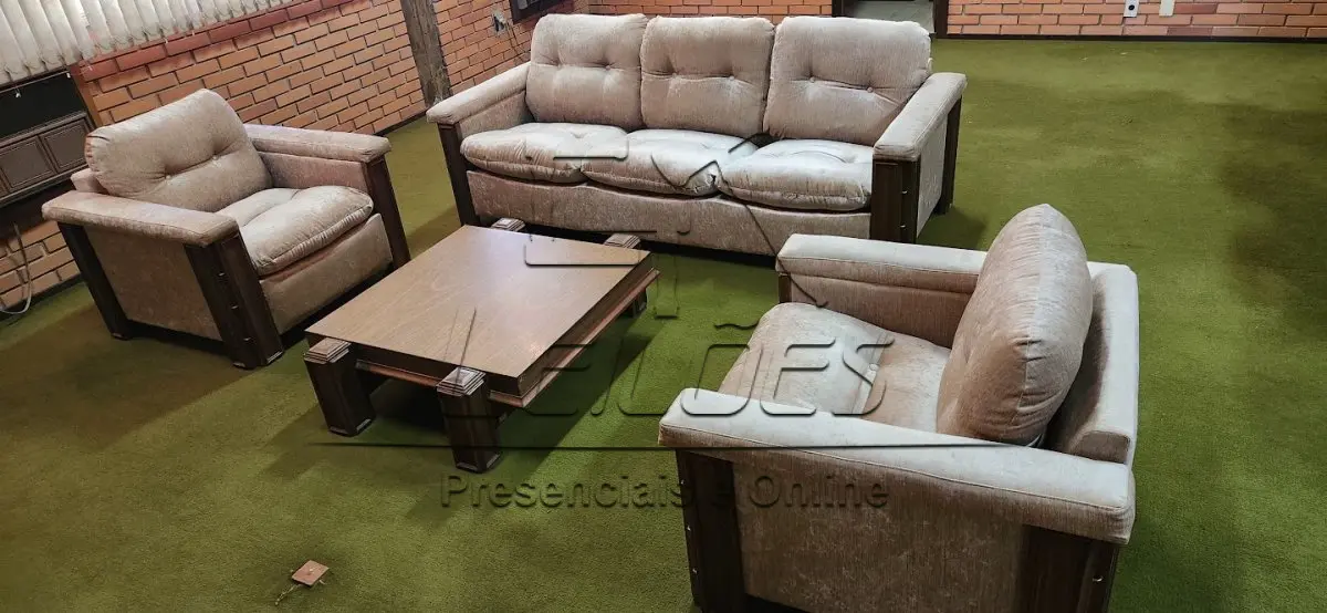 LOTE 004 - Conjunto estofado (1 de 3 lugares e 2 de 1 lugar) com mesa de centro e estante em madeira nobre