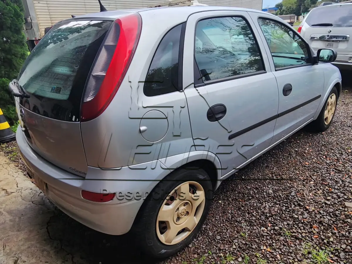 LOTE 876 - Automóvel GM/CORSA HATCH, ano/modelo 2002/2003, cor prata, 4 portas