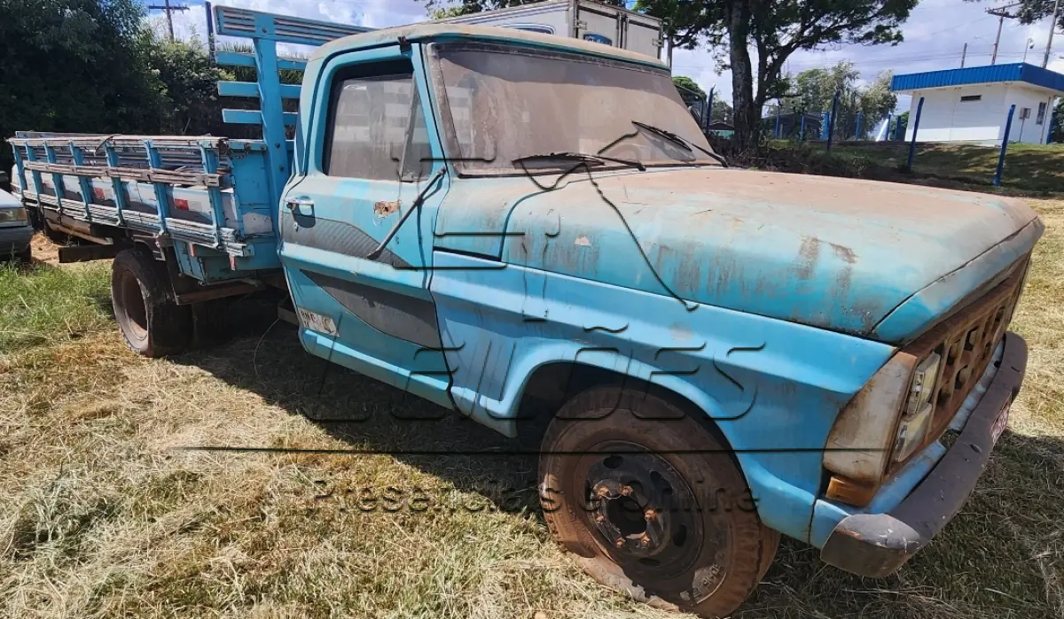 LOTE 873 - Caminhão FORD/F350, caracterizado F4000, ano/modelo 1974/1974, cor azul, carroceria aberta