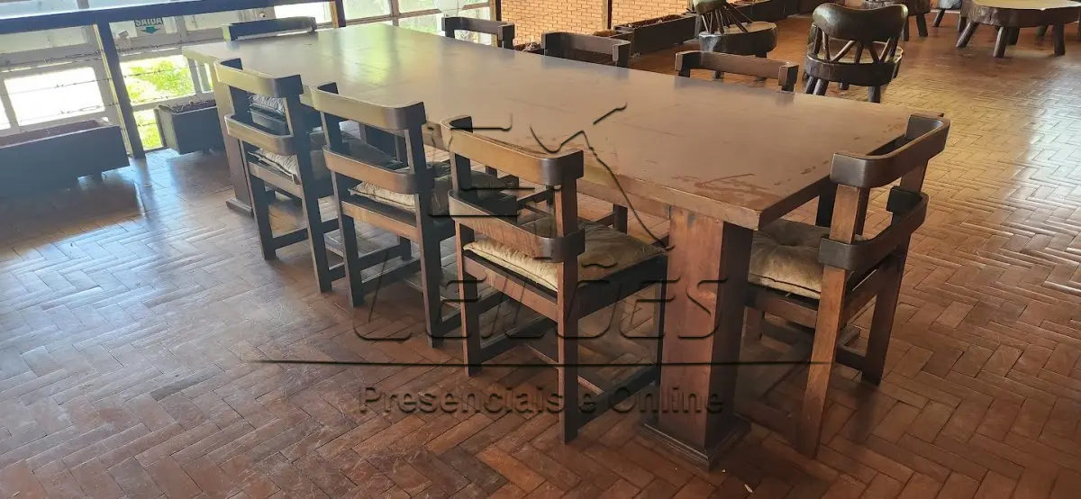 LOTE 005 - Conjunto mesa e 08 cadeiras em madeira nobre