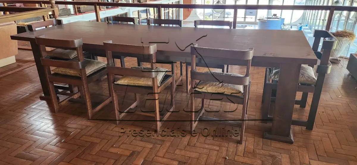LOTE 005 - Conjunto mesa e 08 cadeiras em madeira nobre
