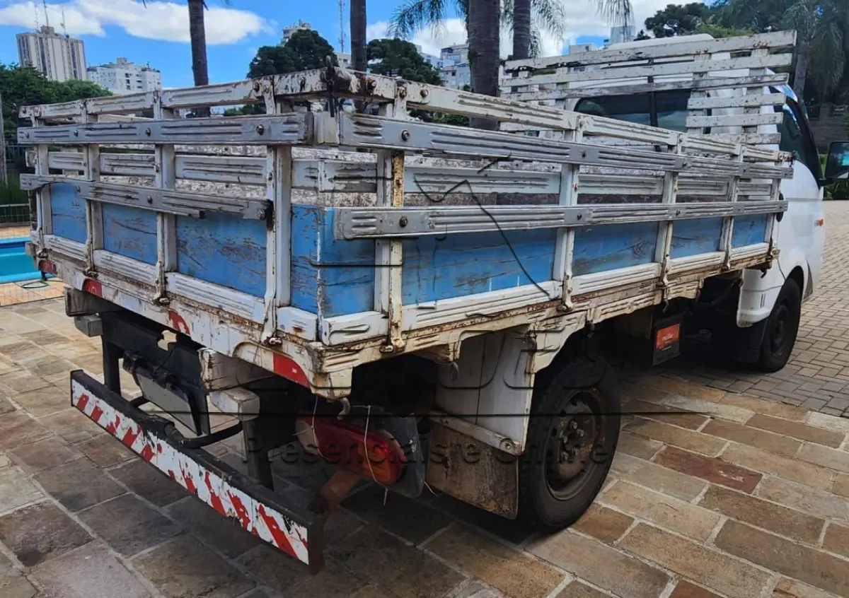 LOTE 863 - HYUNDAI HR HDB, ano/modelo 2012/2013, cor branca, a diesel e com 130cv de potência, carroceria aberta