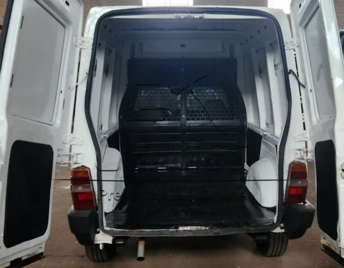 LOTE C-002 - Caminhonete FIAT/FIORINO IE, ano/modelo 1999/1999, cor branca, carroceria furgão, à gasolina e com 76cv de potência