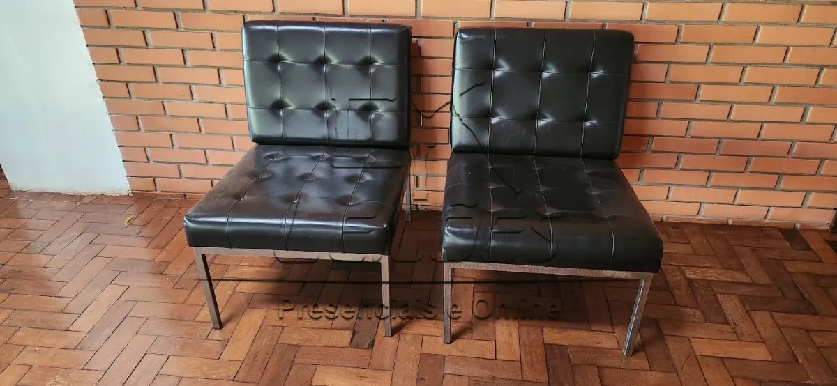 LOTE 006 - Duas poltronas em couro