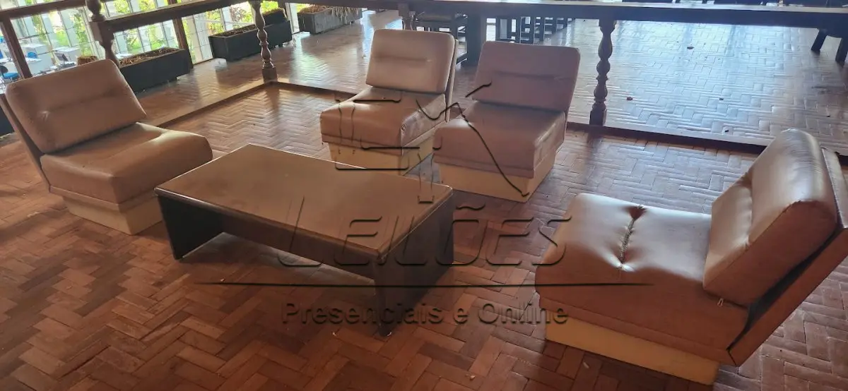 LOTE 003 - Conjunto de sofá (poltronas) com 01 mesinha de centro em madeira nobre