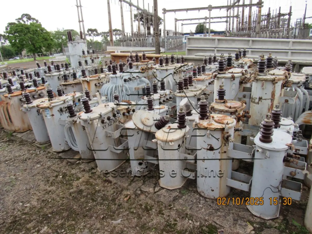 LOTE 001 - 164 sucatas de diversas potência de transformadores queimados, sem óleo, 01 de 45KVA e 02 de 5kVA só o casco