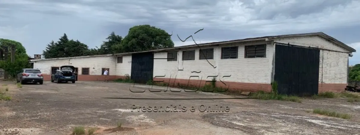 LOTE 867 - Terreno com a área de 6.500m² (medindo 50x130), com diversas benfeitorias que totalizam aproximadamente  920m², situado na Rua Max Thonnigs, no Distrito Industrial Carlos Augusto Fritz, nesta cidade de Carazinho, lote 03 da quadra 02 no setor 13. Matrícula nº 16.003 do Registro de Imóveis de Carazinho.
