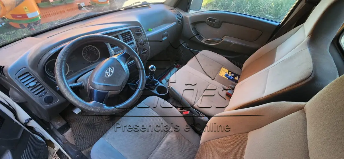 LOTE 863 - HYUNDAI HR HDB, ano/modelo 2012/2013, cor branca, a diesel e com 130cv de potência, carroceria aberta