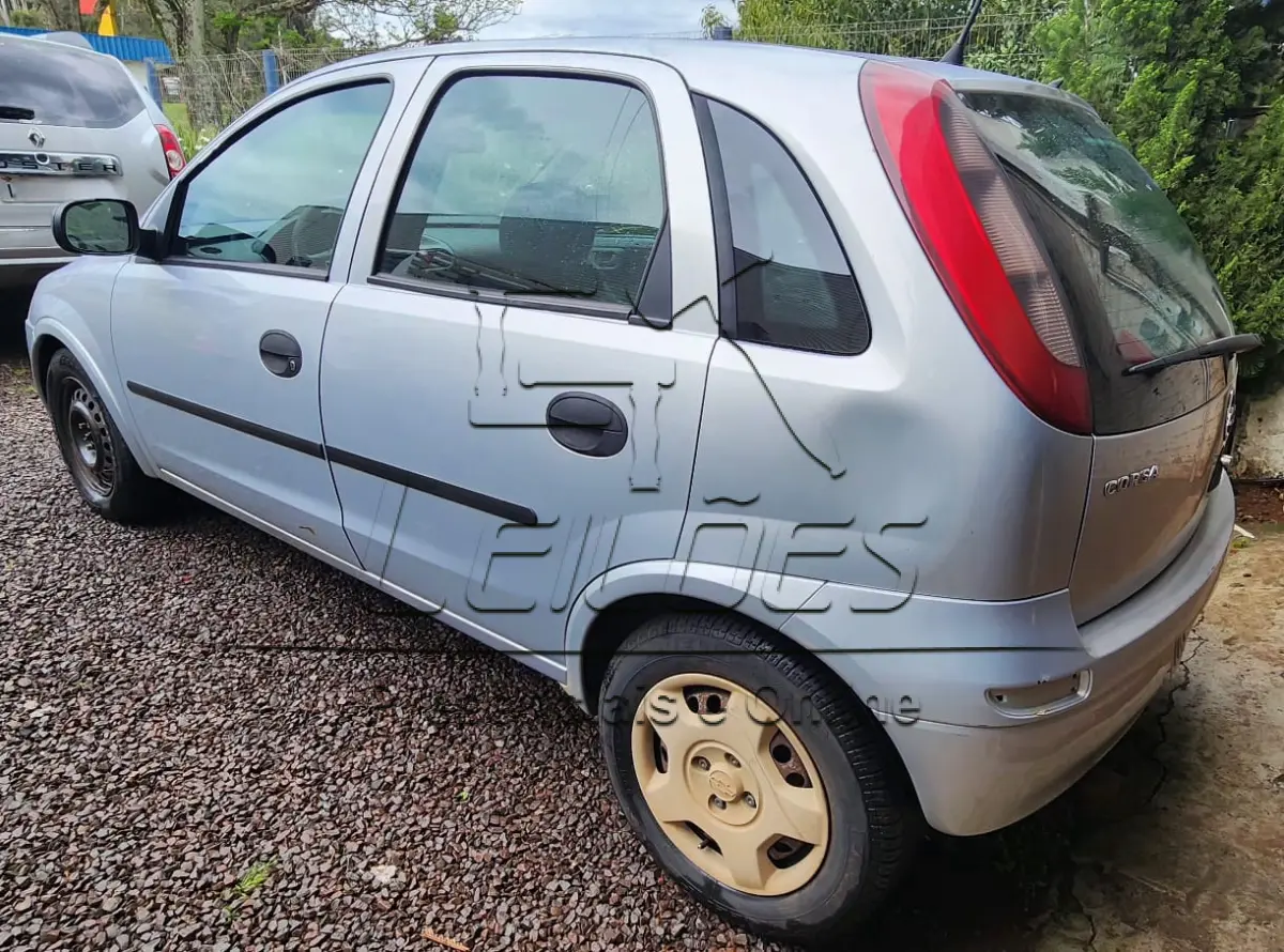 LOTE 876 - Automóvel GM/CORSA HATCH, ano/modelo 2002/2003, cor prata, 4 portas