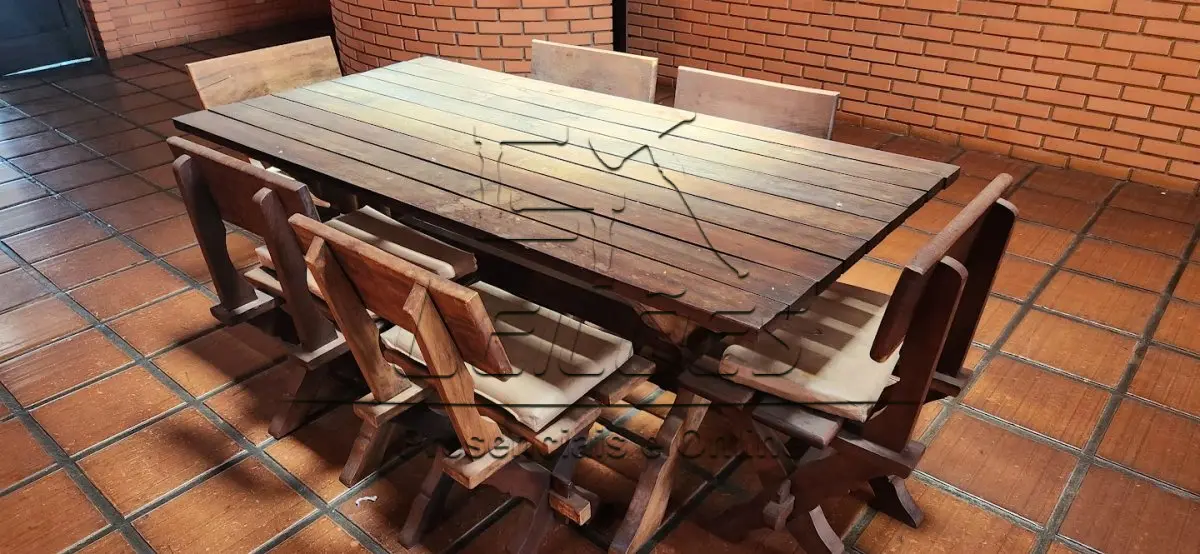 LOTE 023 - Conjunto de mesa de madeira com 6 cadeiras e almofadas