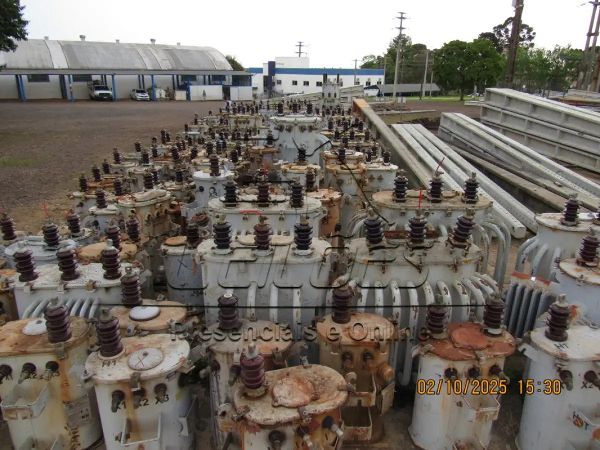LOTE 001 - 164 sucatas de diversas potência de transformadores queimados, sem óleo, 01 de 45KVA e 02 de 5kVA só o casco