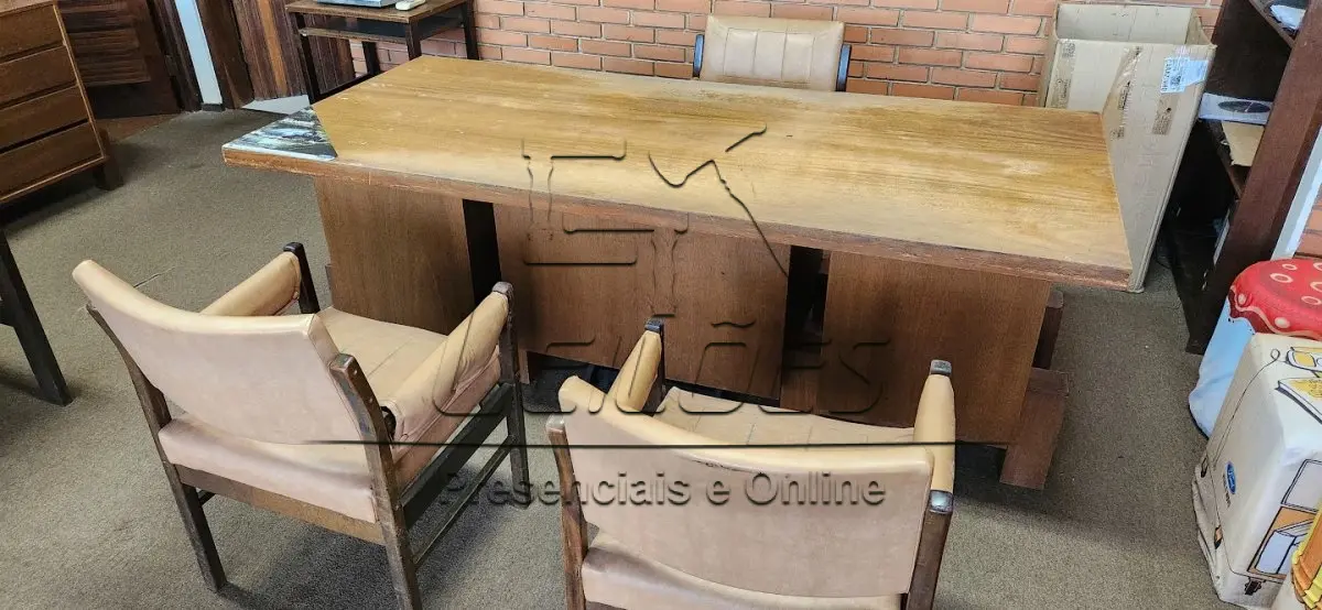 LOTE 007 - Mesa de madeira para escritório com 06 gavetas. Acompanha 03 cadeiras, mesinha de apoio e armário de prateleiras