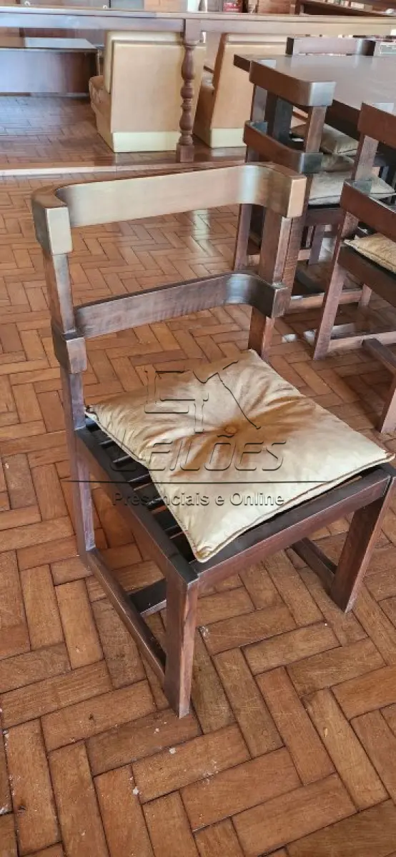 LOTE 005 - Conjunto mesa e 08 cadeiras em madeira nobre