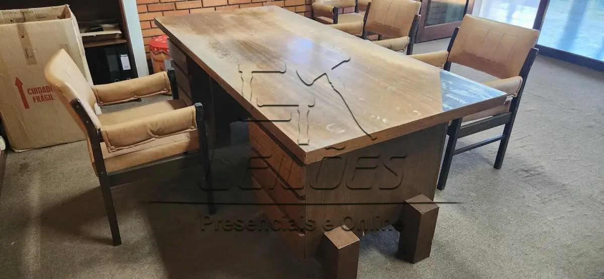 LOTE 007 - Mesa de madeira para escritório com 06 gavetas. Acompanha 03 cadeiras, mesinha de apoio e armário de prateleiras