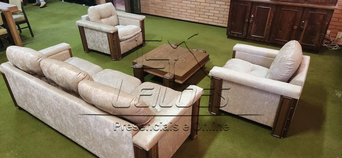 LOTE 004 - Conjunto estofado (1 de 3 lugares e 2 de 1 lugar) com mesa de centro e estante em madeira nobre