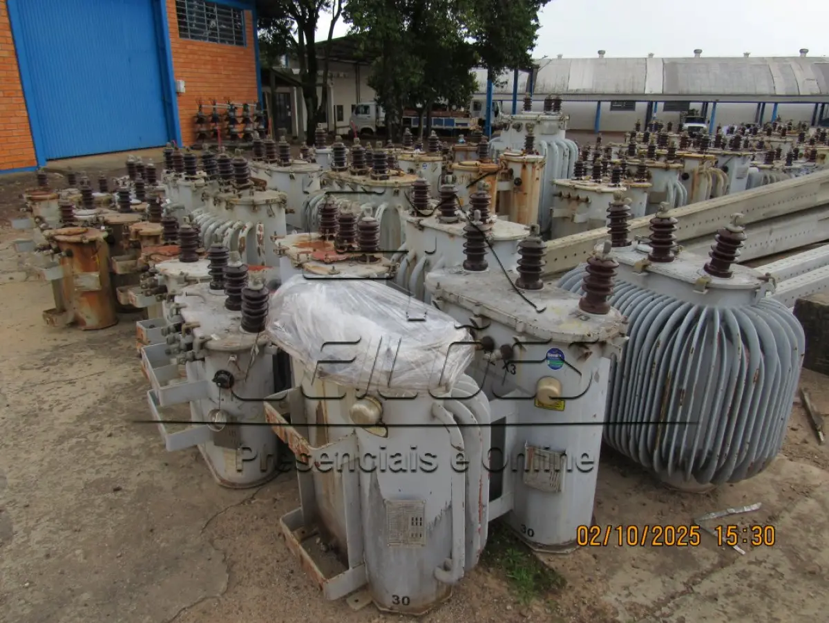 LOTE 001 - 164 sucatas de diversas potência de transformadores queimados, sem óleo, 01 de 45KVA e 02 de 5kVA só o casco