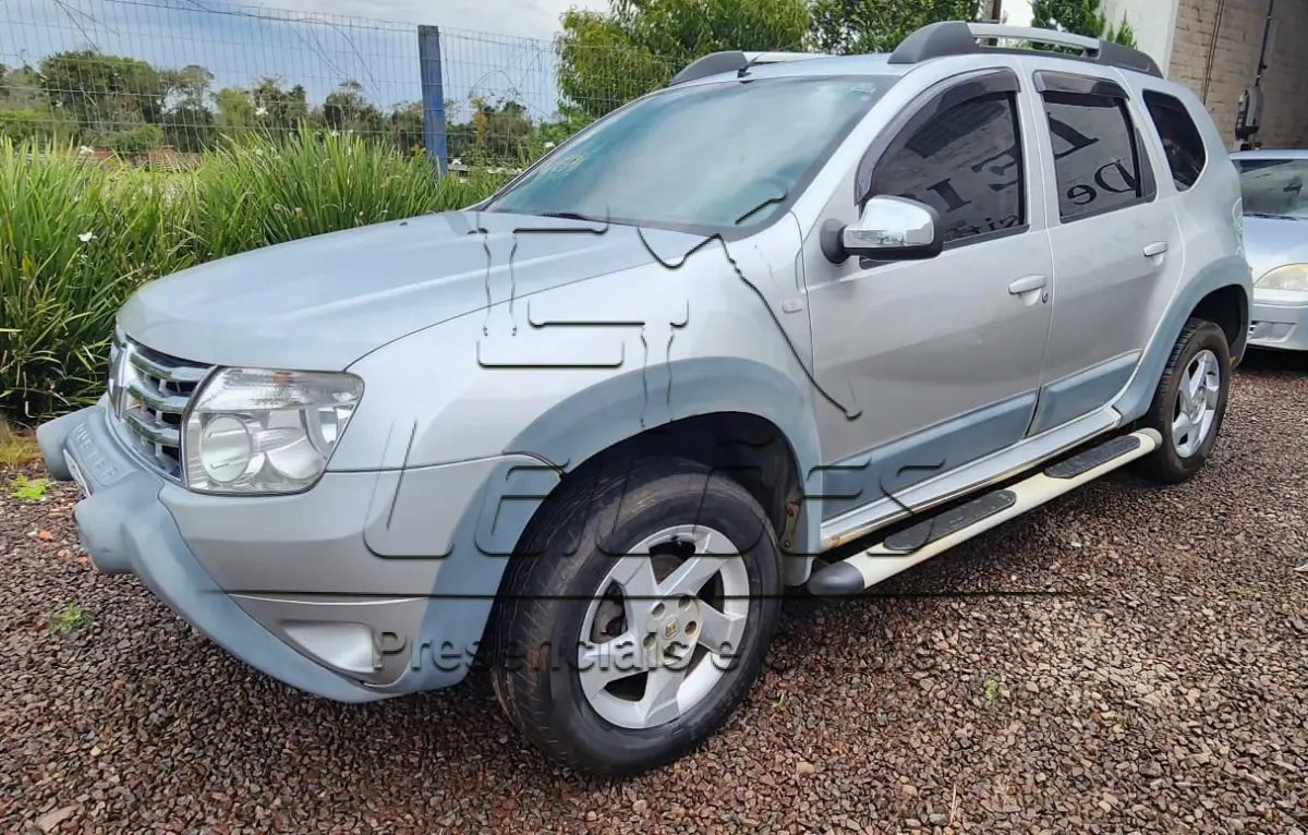 LOTE 877 - Automóvel RENAULT/DUSTER 16 D 4X2, ano/modelo 2012/2013, cor prata, 4 portas, completa