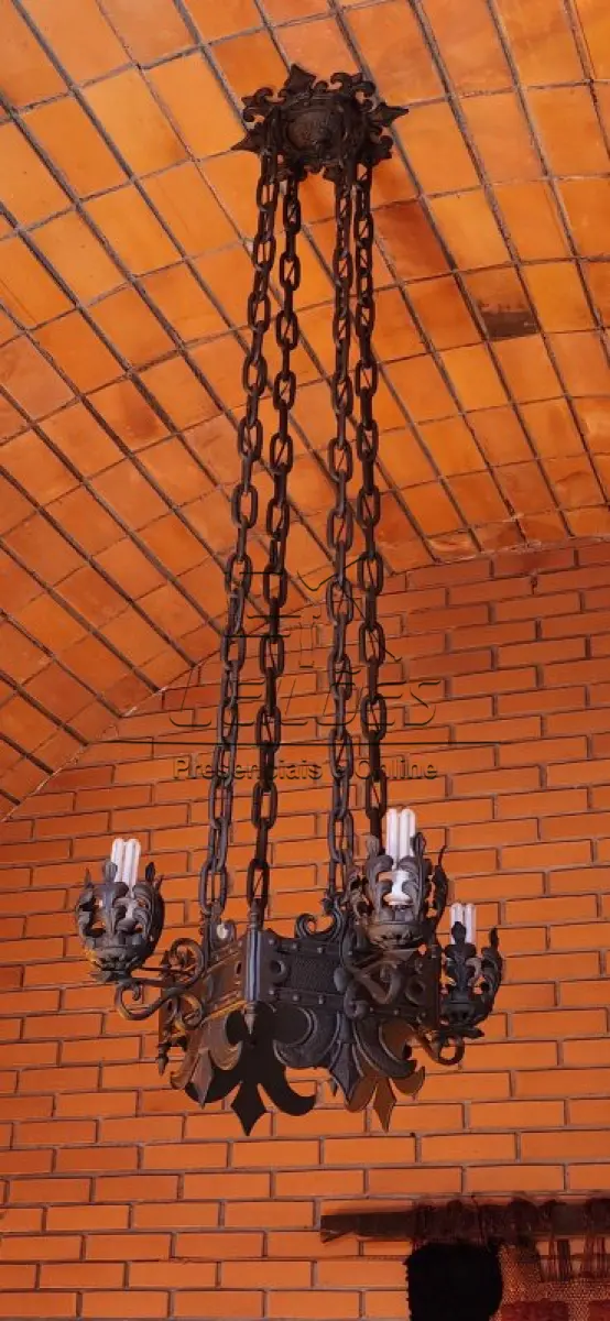 LOTE 042 - Luminária lustre pendente corrente e em ferro fundido