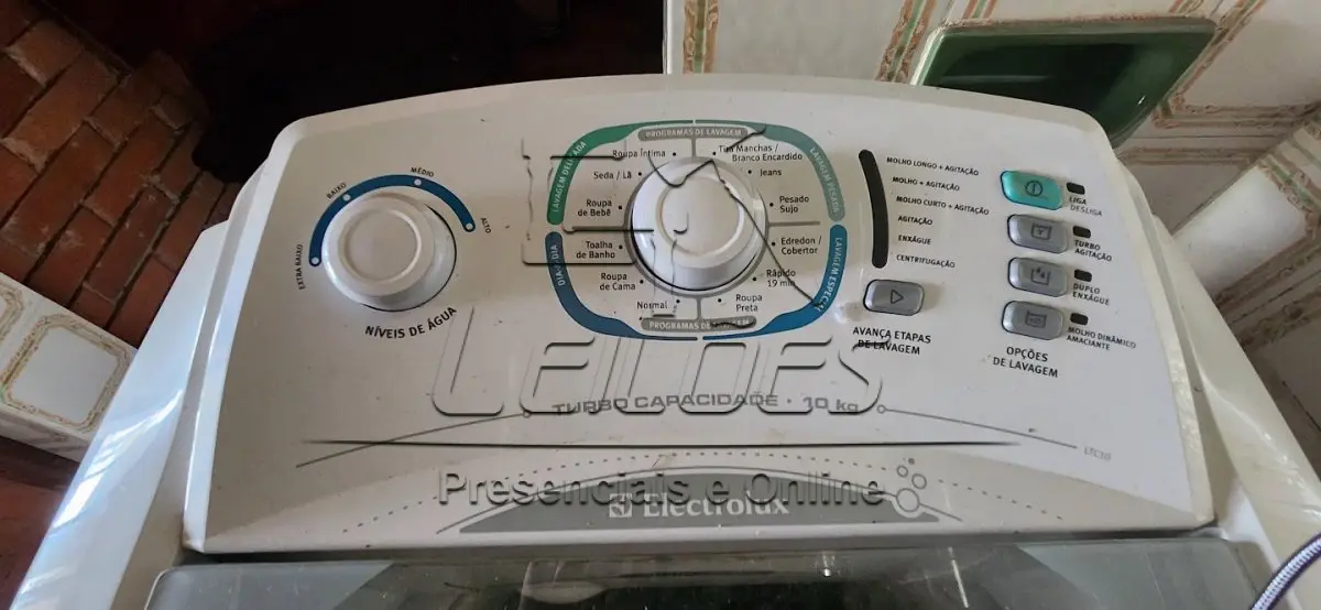 LOTE 037 - Máquina de lavar roupa da marca Electrolux, capacidade 10kg