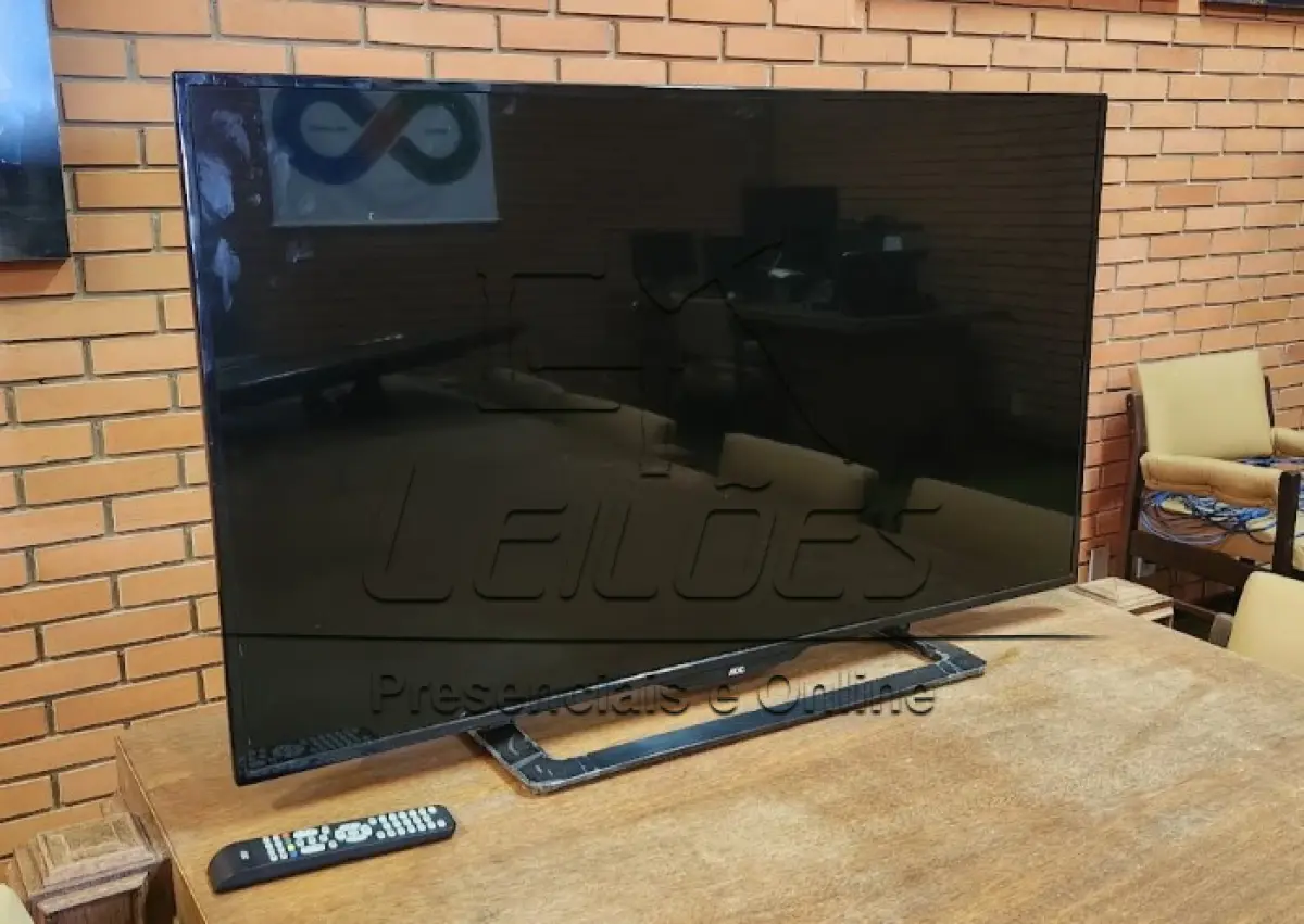 LOTE 039 - Televisor da marca OAC, 50 polegadas com controle