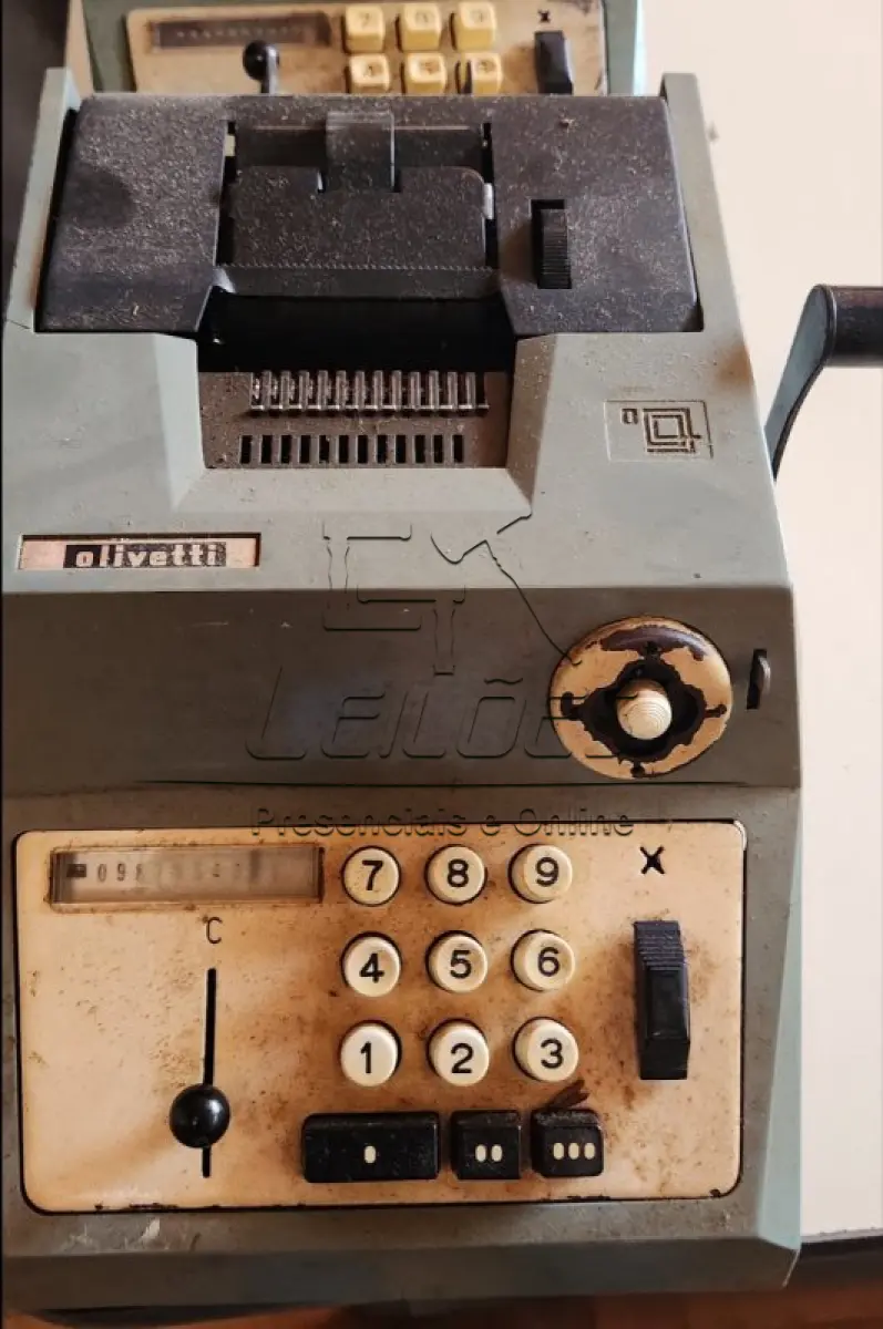 LOTE 078 - Calculadora da marca Olivetti, antiga