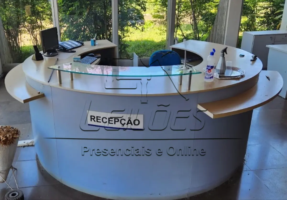 LOTE 034 - Balcão de recepção com cadeira. Acompanha também cpu, monitor, teclado e mouse.