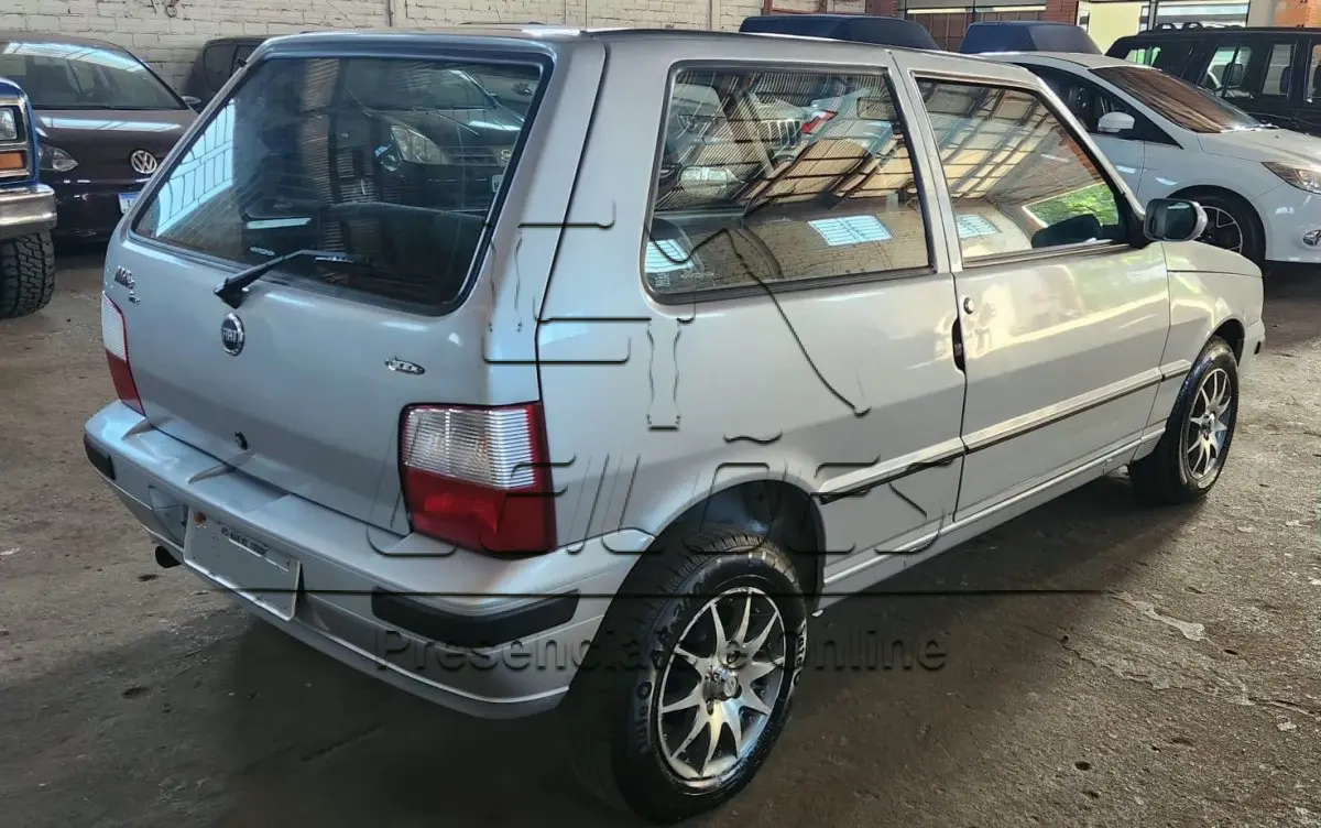 LOTE 006 - Automóvel FIAT/UNO MILLE FIRE FLEX, ano/modelo 2005/2006, cor prata, duas portas, em bom estado de conservação