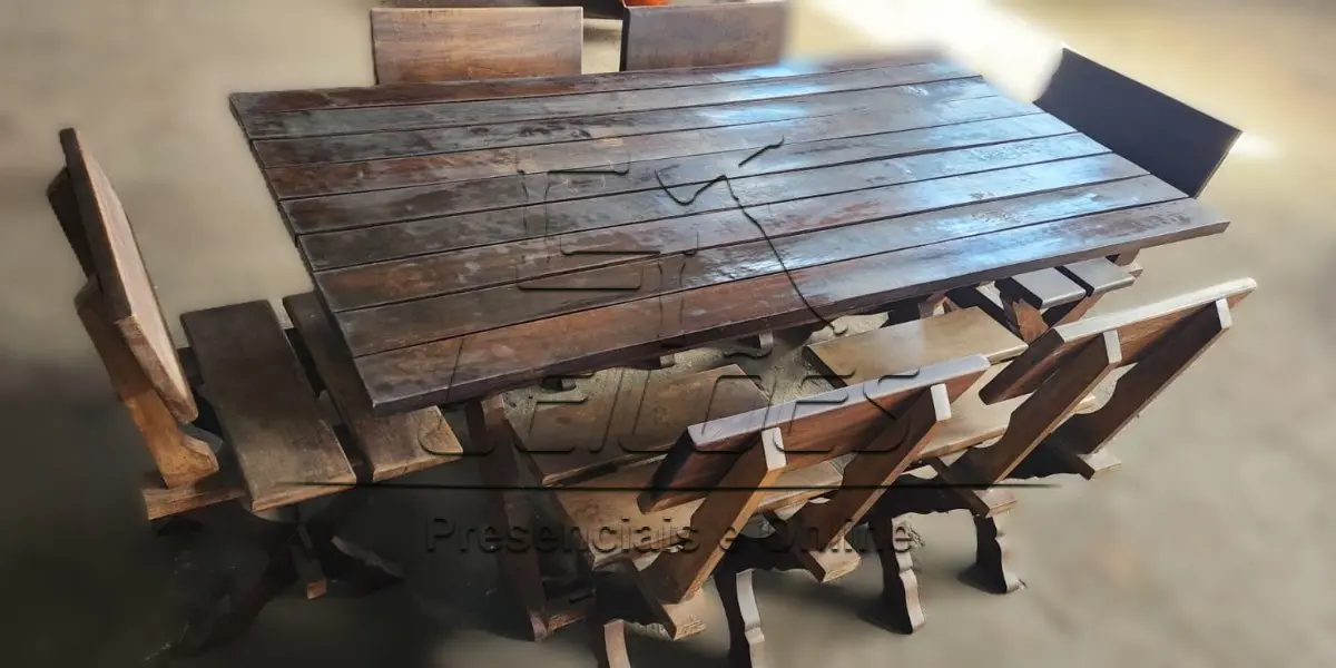 LOTE 006 - Mesa de madeira com 06 cadeiras
