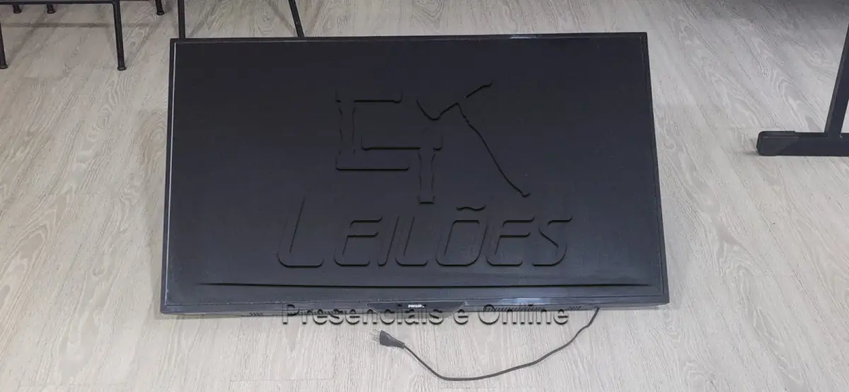 LOTE 001 - Televisor LED, marca Philips, 43 polegadas, serial ZB111546053870, com suporte metálico articulado para fixação em parede