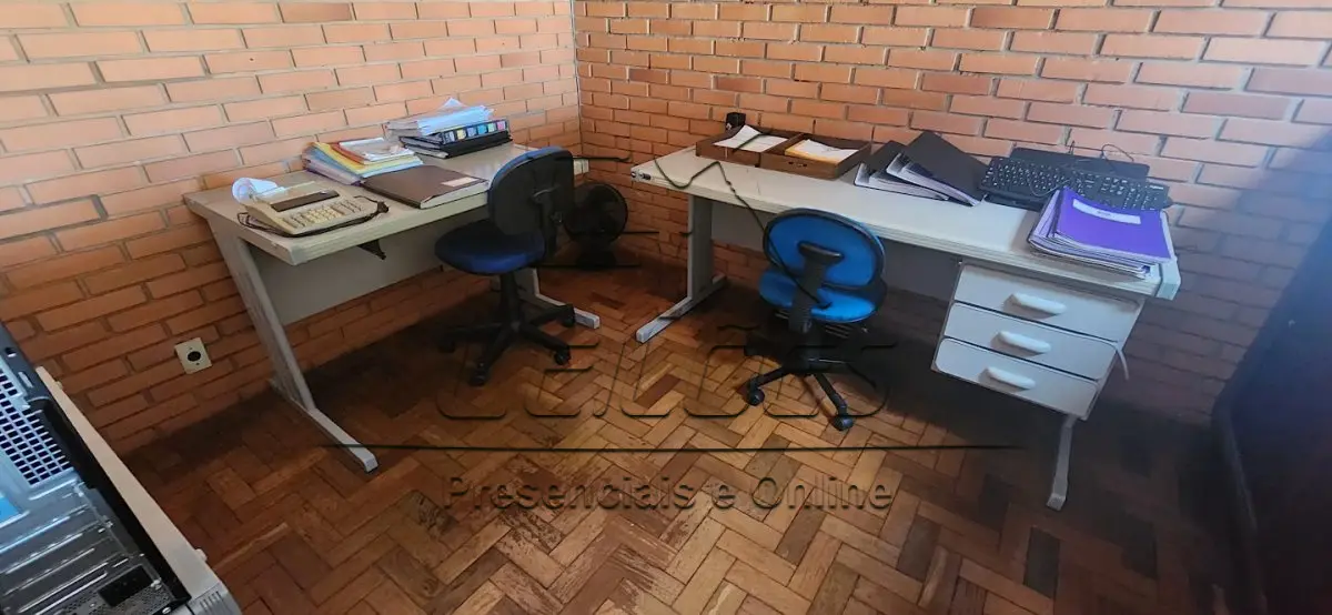 LOTE 014 - 03 mesas para escritório com cadeiras e guichês de atendimento, com as respectivas cadeiras