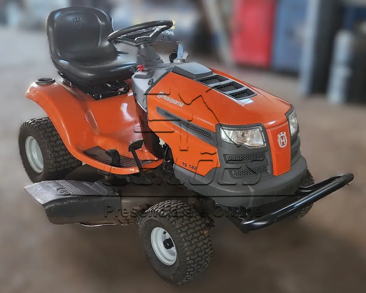 LOTE 010 - Trator Cortador de Grama Husqvarna TS 142, ano 2022, em excelente estado de conservação