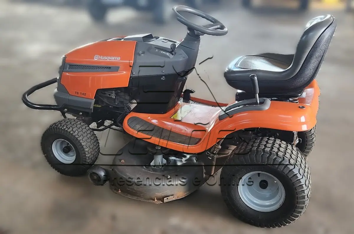 LOTE 010 - Trator Cortador de Grama Husqvarna TS 142, ano 2022, em excelente estado de conservação