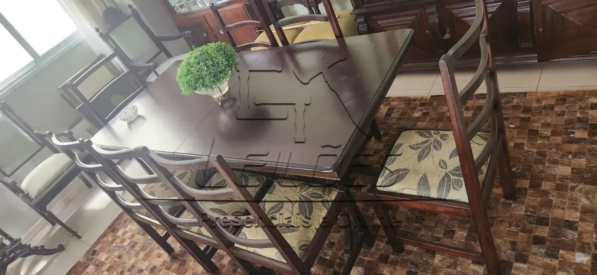 LOTE 004 - Mesa de jantar em madeira com seis cadeiras