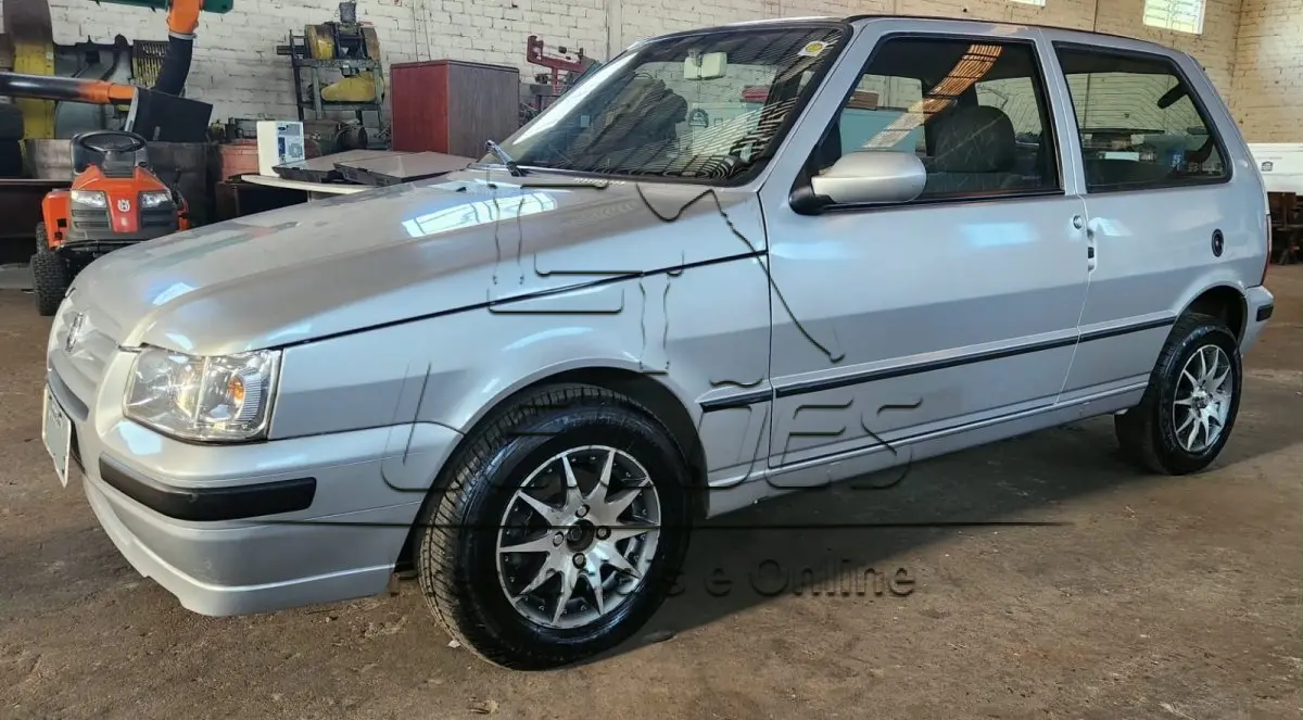 LOTE 006 - Automóvel FIAT/UNO MILLE FIRE FLEX, ano/modelo 2005/2006, cor prata, duas portas, em bom estado de conservação