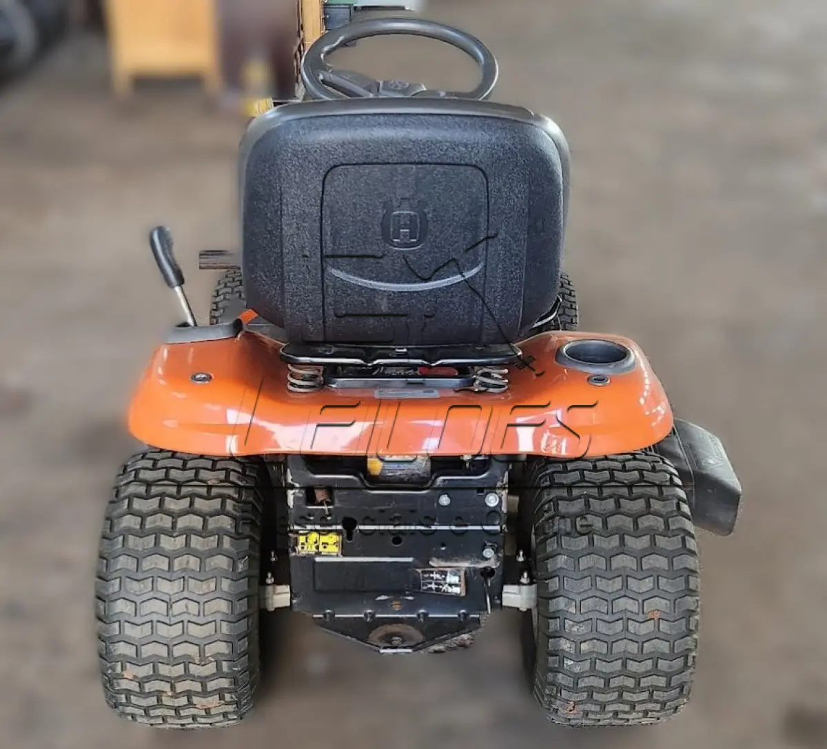 LOTE 010 - Trator Cortador de Grama Husqvarna TS 142, ano 2022, em excelente estado de conservação