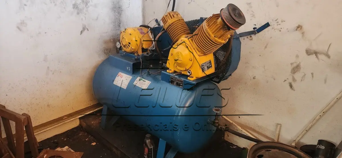 LOTE 099 - Compressor de ar da marca Schulz, 175libras e com motor elétrico de 5hp (sala lavagem)