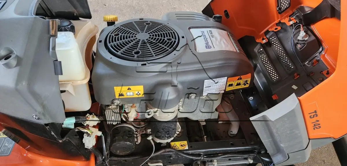 LOTE 010 - Trator Cortador de Grama Husqvarna TS 142, ano 2022, em excelente estado de conservação
