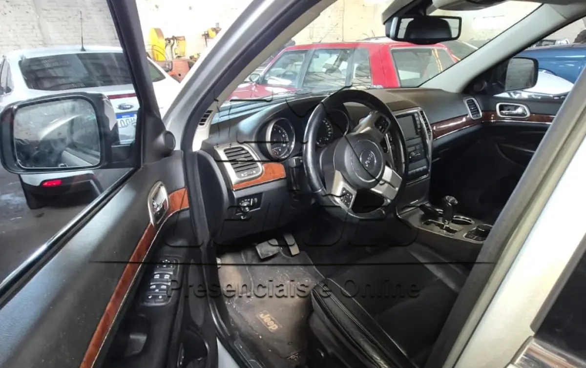 LOTE 001b - Camioneta I/JEEP GCHEROKEE LTD 3.6L, ano/modelo 2011/2011, cor prata, motorização à gasolina e com 286cv de potência