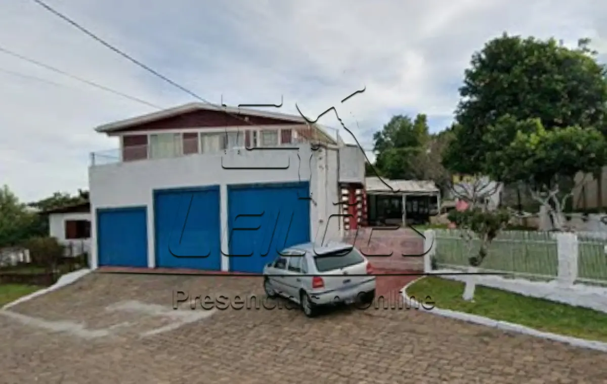 LOTE 001 - Terreno urbano com a área de 251,55m², com um galpão em alvenaria (oficina) uma área residencial no segundo piso deste galpão e uma casa de madeira nos fundos, sito na Rua da Paz, 589, Bairro Princesa, em Carazinho/RS. Matrícula 12.250 do RI de Carazinho