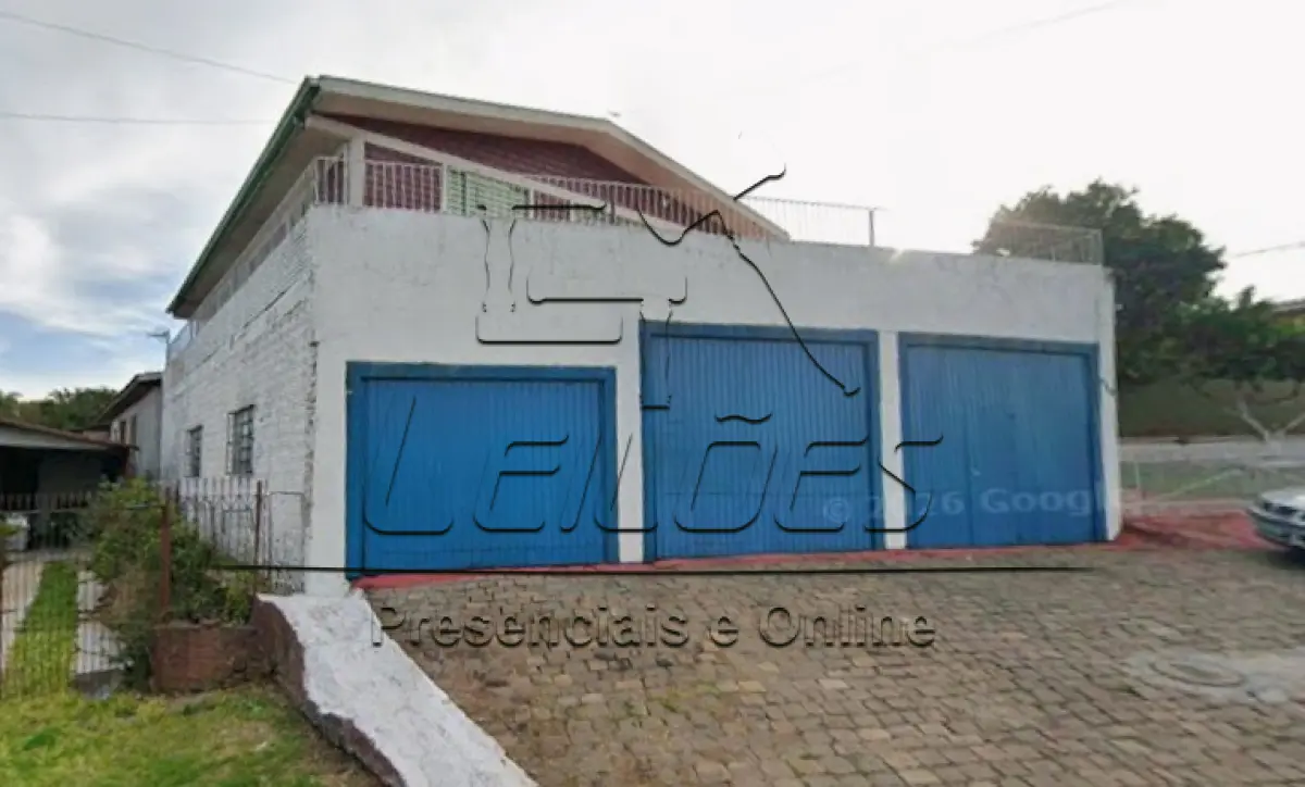 LOTE 001 - Terreno urbano com a área de 251,55m², com um galpão em alvenaria (oficina) uma área residencial no segundo piso deste galpão e uma casa de madeira nos fundos, sito na Rua da Paz, 589, Bairro Princesa, em Carazinho/RS. Matrícula 12.250 do RI de Carazinho