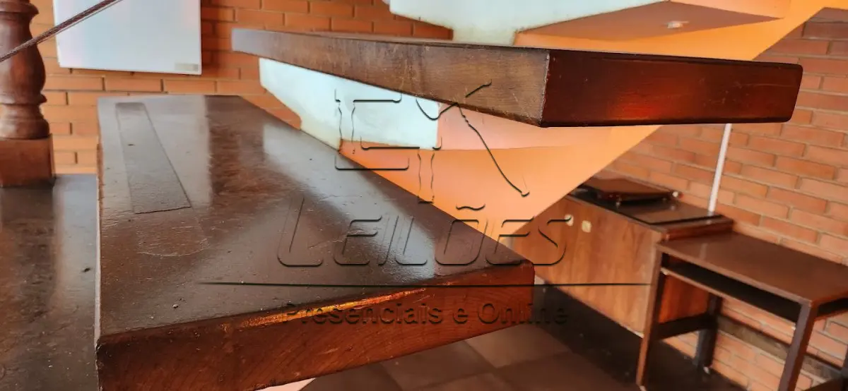 LOTE 038 - Escada e corrimões em madeira nobre
