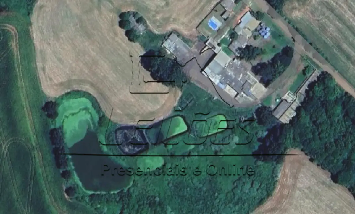 LOTE 002 - Uma fração de terras com a área de 16.445m², com todas as acessões e benfeitorias existentes, situada no Distrito de São Bento, neste município de Carazinho. As acessões e benfeitorias não se acham averbadas, porém, penhoradas e assim citadas: Um complexo frigorífico e suas benfeitorias, tais como, uma casa residencial em alvenaria com a área de 166m², um refeitório de alvenaria, com quatro garagens, com a área de 184m², um pavilhão frigorífico com a área de 1.240m², um pavilhão de alvenaria e madeira para garagem com a área de 600m², oito mangueiras de concreto e madeira, oito tanques de decantação com base de alvenaria e três açudes. Matrícula nº 10.203 do livro 2-RG do Registro de Imóveis de Carazinho.